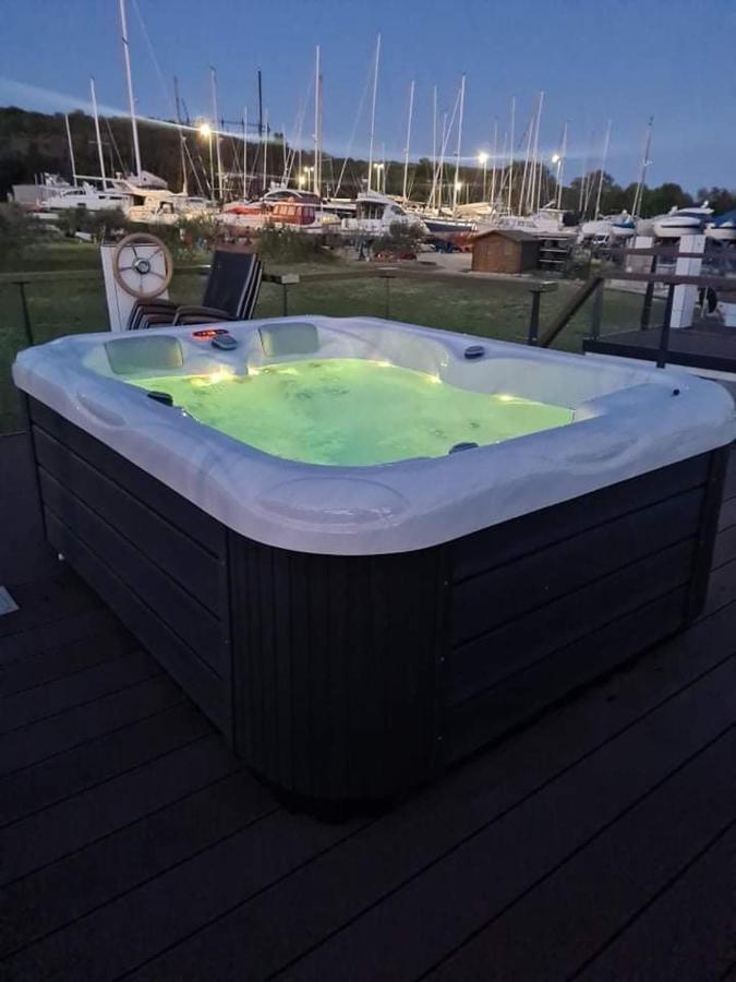 Floating House Varoni Pula Extérieur photo